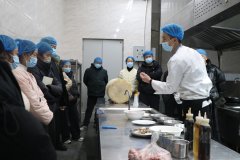 <strong>全体参会人员前去餐饮实景培训核心进行</strong>